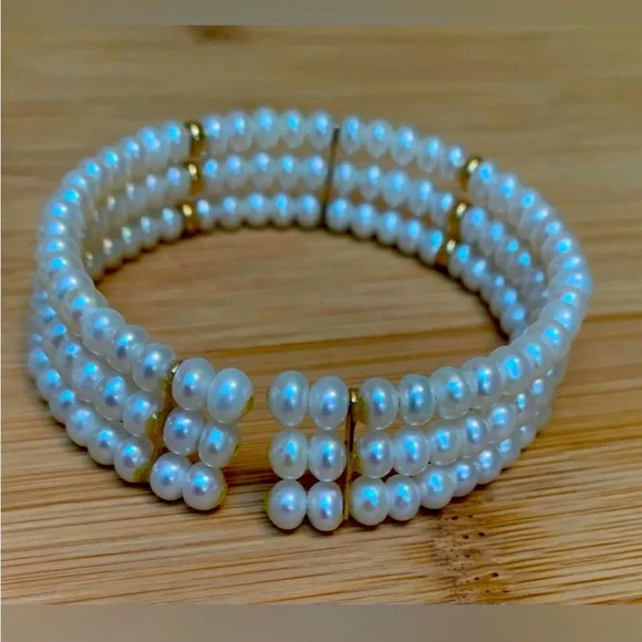 Beautiful 14K yellow gold fresh water pearl bracelet. Boxed - Picture 2 of 5